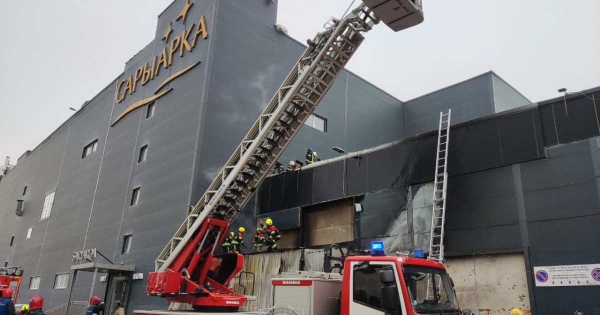 Астанада сауда орталығы өртеніп жатыр