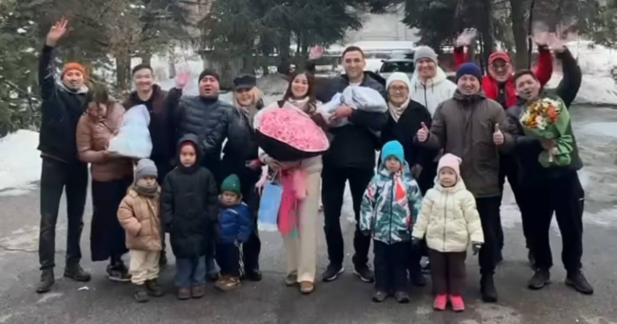 Актер Тәуекел Мүсілім үшінші сәбиін перзентханадан шығарып алды (ВИДЕО)