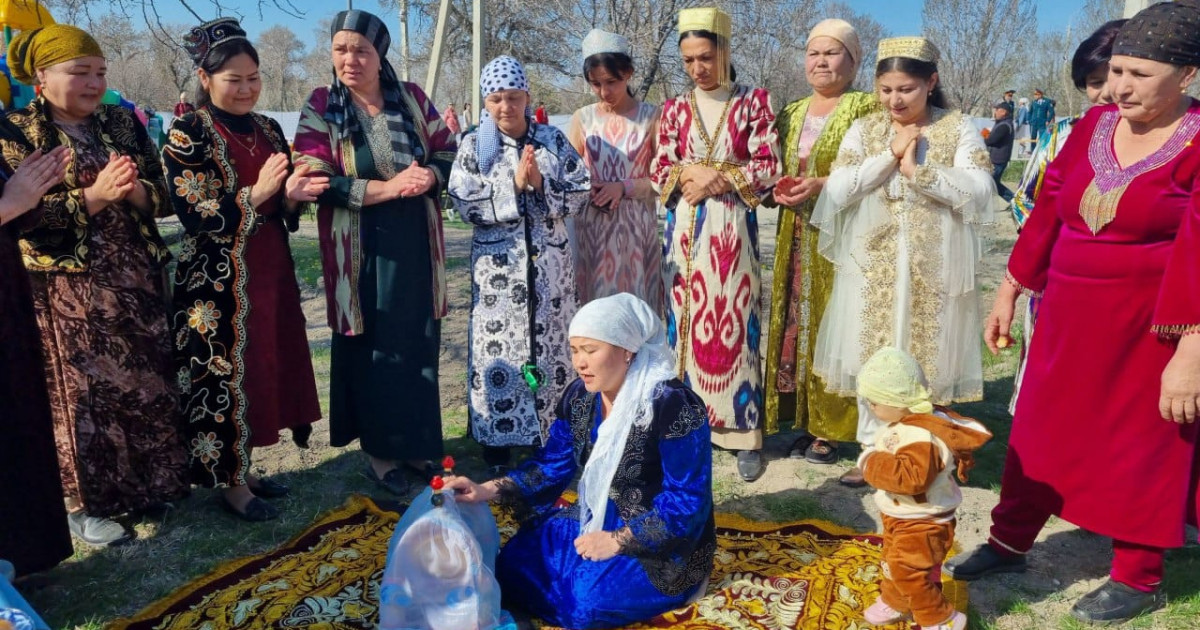 "7-дегі баладан 70-тегі қарияға дейін ұлттық киім киіп келді": Өзбекстанда Наурыз қалай тойланып жатыр?