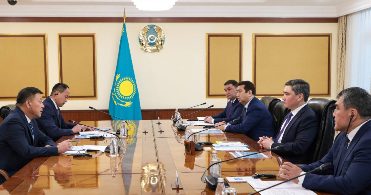Олжас Бектенов Xinjiang Lihua компаниясының басшысы Чжан Цихаймен кездесті