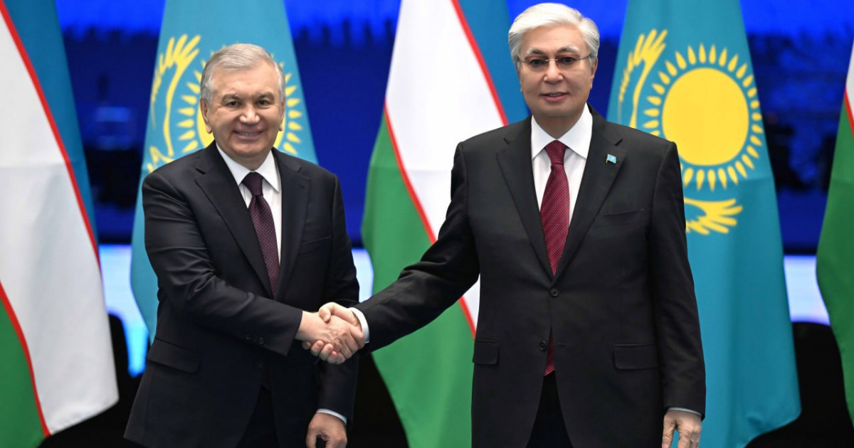 Қасым-Жомарт Тоқаев пен Шавкат Мирзиёев бейресми кездесу өткізді