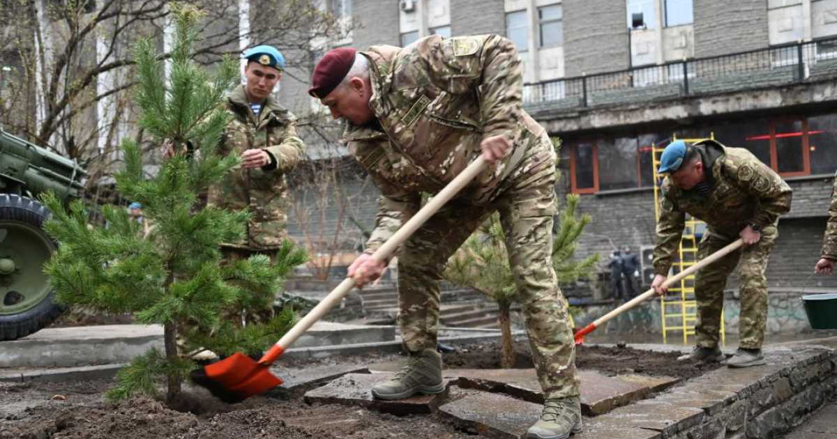 Жеңістің 80 жылдығы: Қорғаныс министрі депутаттармен бірге көшет отырғызды