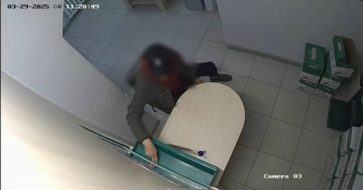 Оралда жас жігіт ломбард қызметкерінің қолынан алтын алқаны жұлып алып, қашып кеткен
