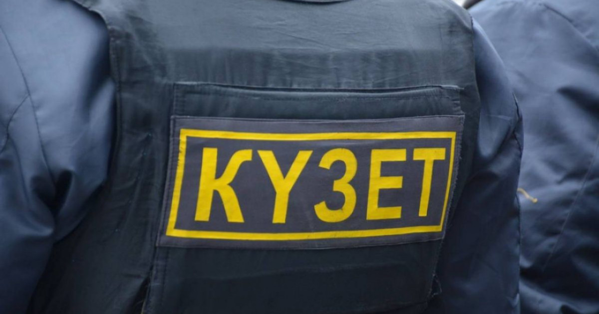 «Шлагбаум уақытында ашылмаған»: Алматыда тұрғын үй күзетшісі соққыға жығылды
