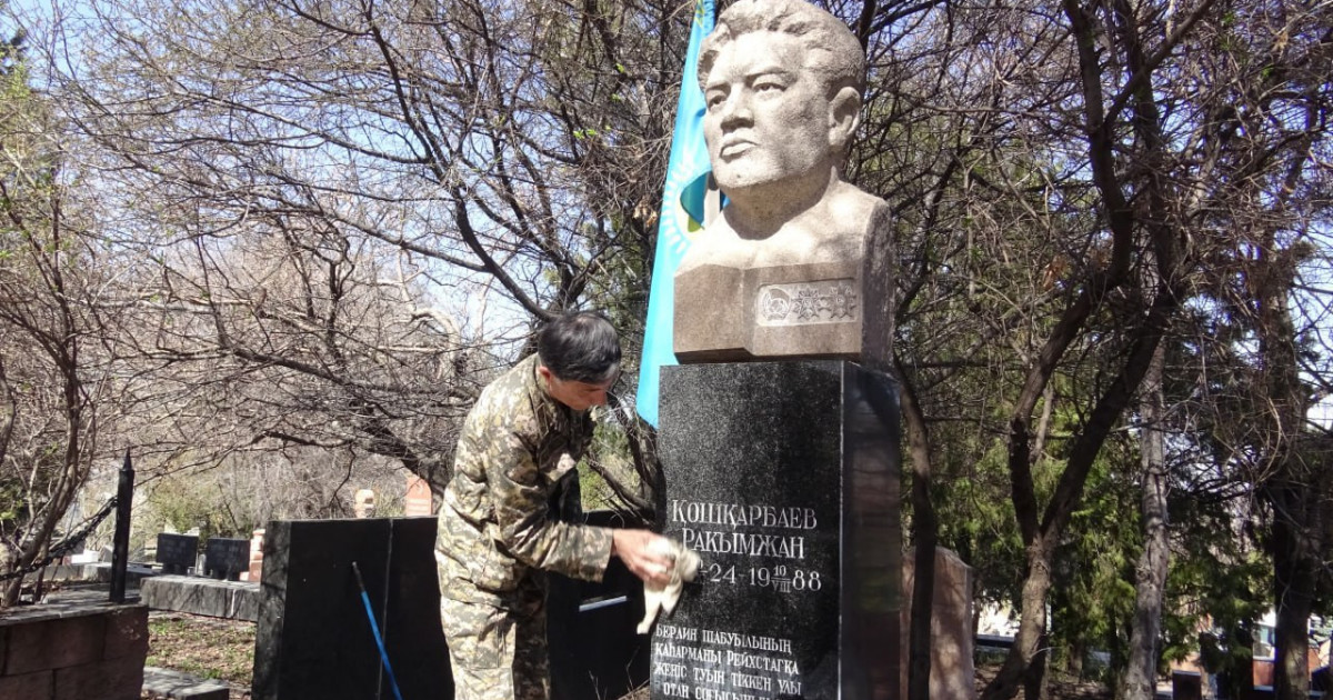 «Жеңіске 100 күн» акциясы: Әскери қызметкерлер соғыс қаһармандарын еске алды