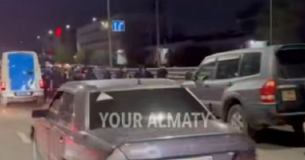 Алматыда мотоцикл жүргізушісі жолдағы жұмысшыларды қағып кетті