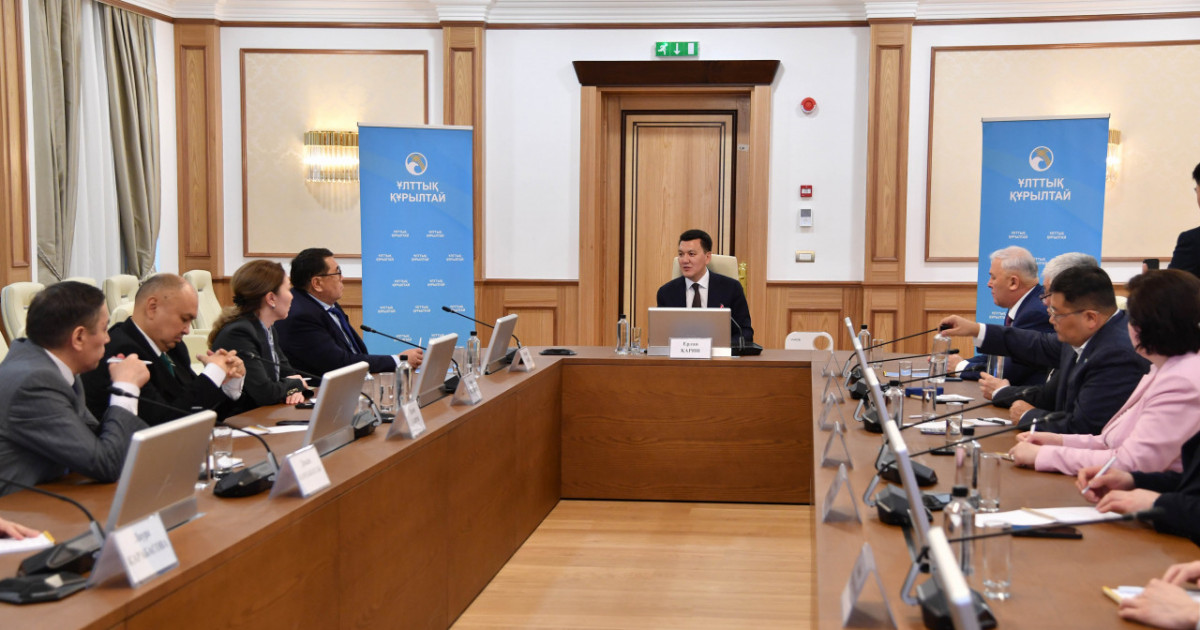 Ерлан Қарин Ұлттық құрылтайдың бір топ мүшесімен кездесті