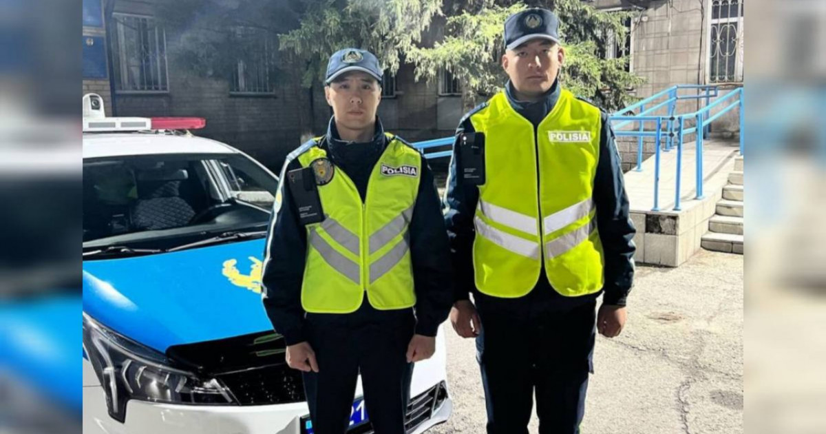 Өскеменде полицейлер өртеніп жатқан үйден адамдарды құтқарып қалды
