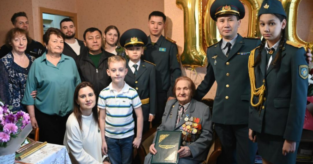 Қарағандыда әскери қызметкерлер соғыс ардагерін 100 жас мерейтойымен құттықтады