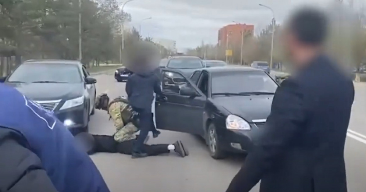 Көкшетауда үш жігіт таксисті қорқытып, үнемі ақша алып отырған