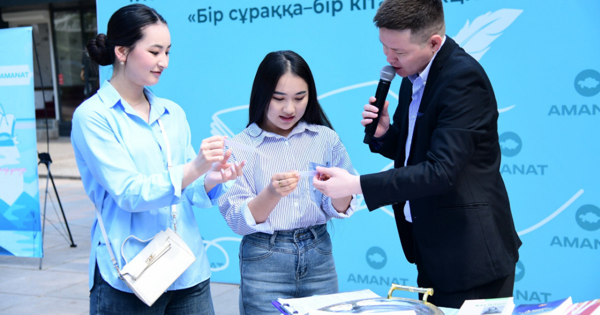 Шымкентте «Бір сұраққа – бір кітап» акциясы аясында тұрғындарға 100 кітап тарту етілді