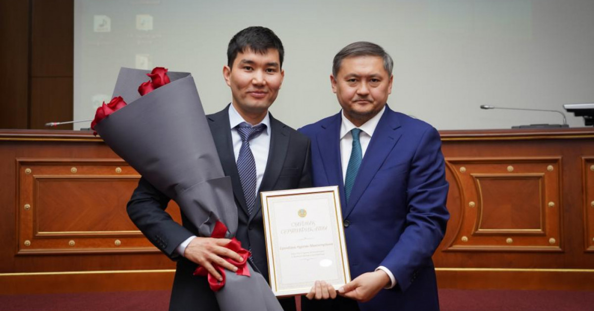 Отан қорғаушылар күнінде жас ғалымға баспана сертификаты берілді