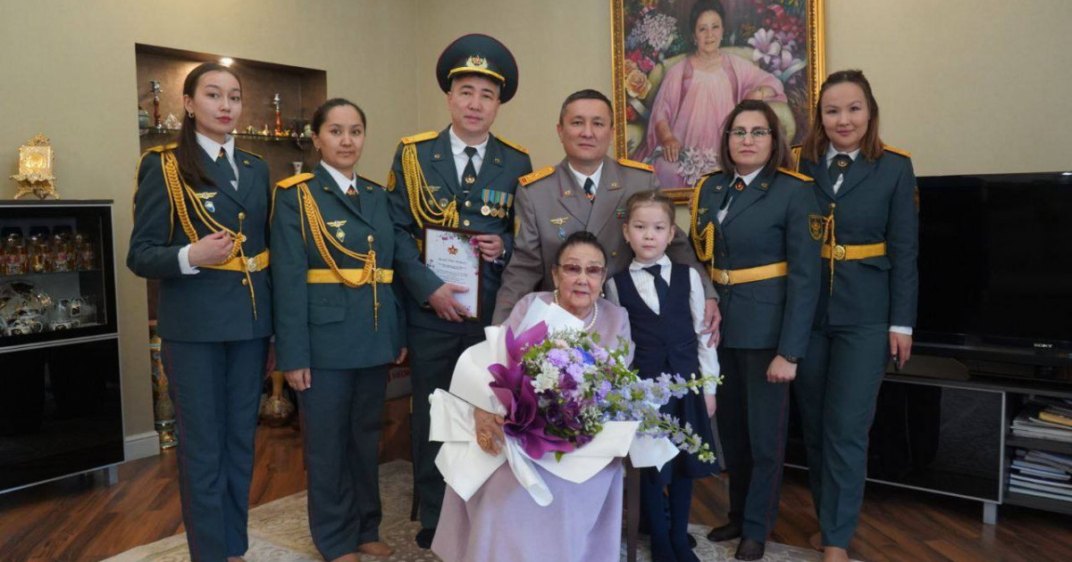 Әскерилер Бибігүл Төлегенованы Жеңістің 80 жылдығымен құттықтады