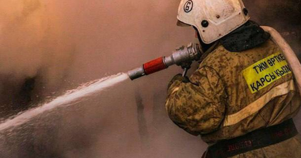 «Оң аяғы сынған»: Өскеменде өрт сөндіруші үшінші қабаттан құлап түсті (ВИДЕО)