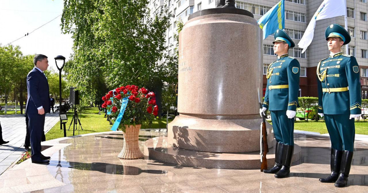 Үкімет басшысы Талғат Бигелдиновтің ескерткішіне гүл шоқтарын қойды
