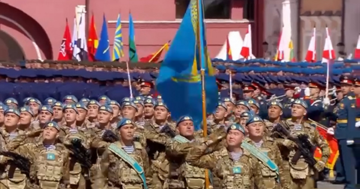 Президент Мәскеудегі әскери шеруге қатысқан қазақстандық сарбаздарға құрмет көрсетті