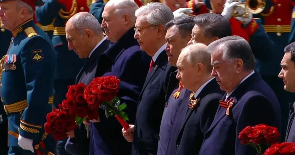 Тоқаев Белгісіз жауынгердің бейітіне гүл шоғын қою рәсіміне қатысты