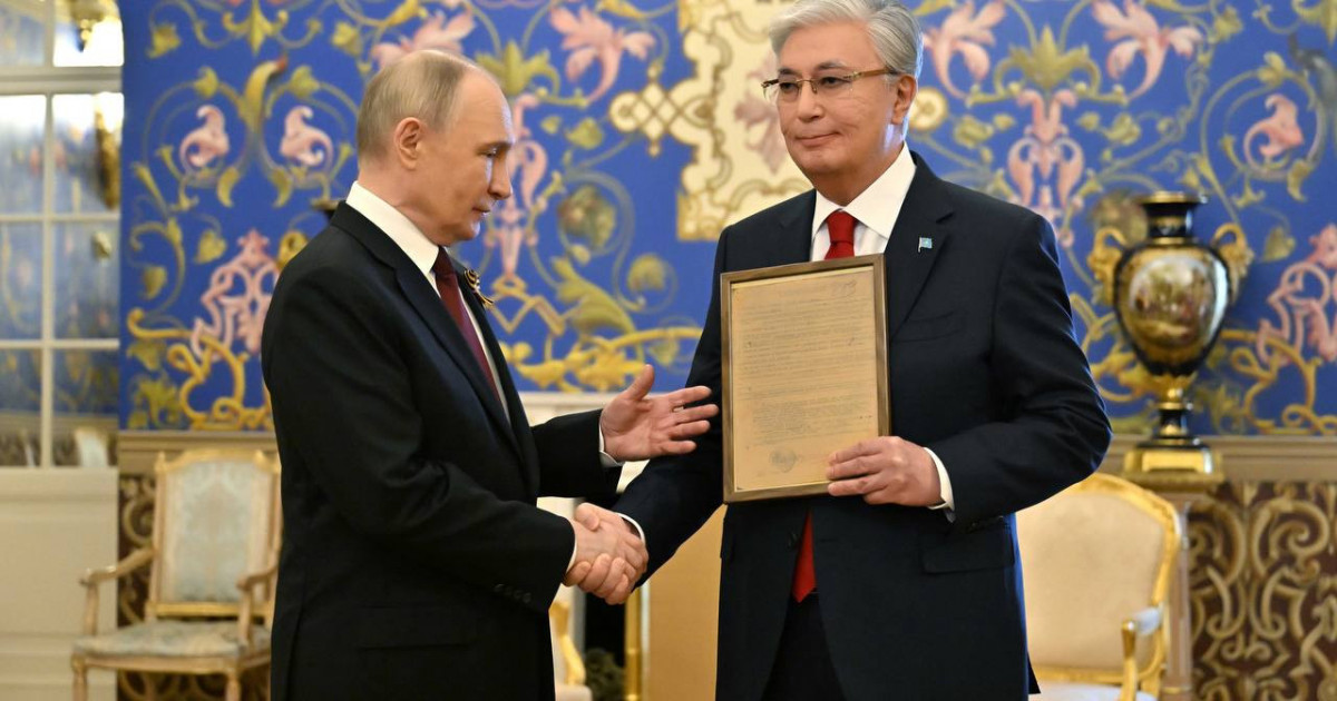 Ресей президенті Қасым-Жомарт Тоқаевқа әкесіне арналған марапаттау парағын табыстады