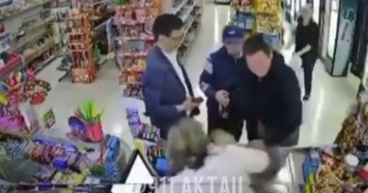Ақтауда сатушы әйелді спирттік ішімдік сатудан бас тартқаны үшін соққыға жықты (ВИДЕО)