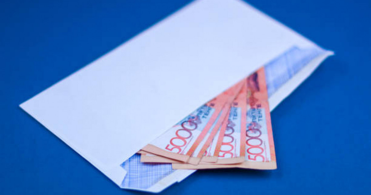Полицейге 5 мың теңге пара берген жүргізушіге 550 мың теңге айыппұл салынды