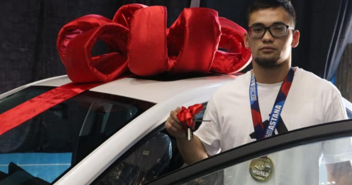 Парадзюдодан әлем чемпионы атанған балуанға көлік мінгізді