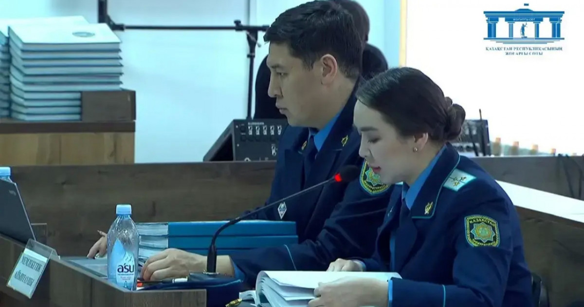 «Менің бауырым қайтыс болды, ал бұл күліп отыр»: Тергеу кезінде Шерзаттың ағасы мен айыпталушы арасында жанжал болған