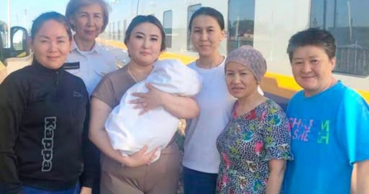 Пойызда жолсеріктер жүкті әйелді босандырып алды