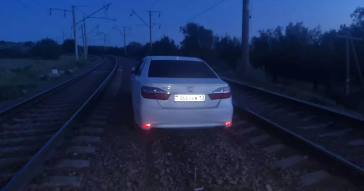 Түркістанда жүргізуші көлікті темір жолға тастап қашып кеткен