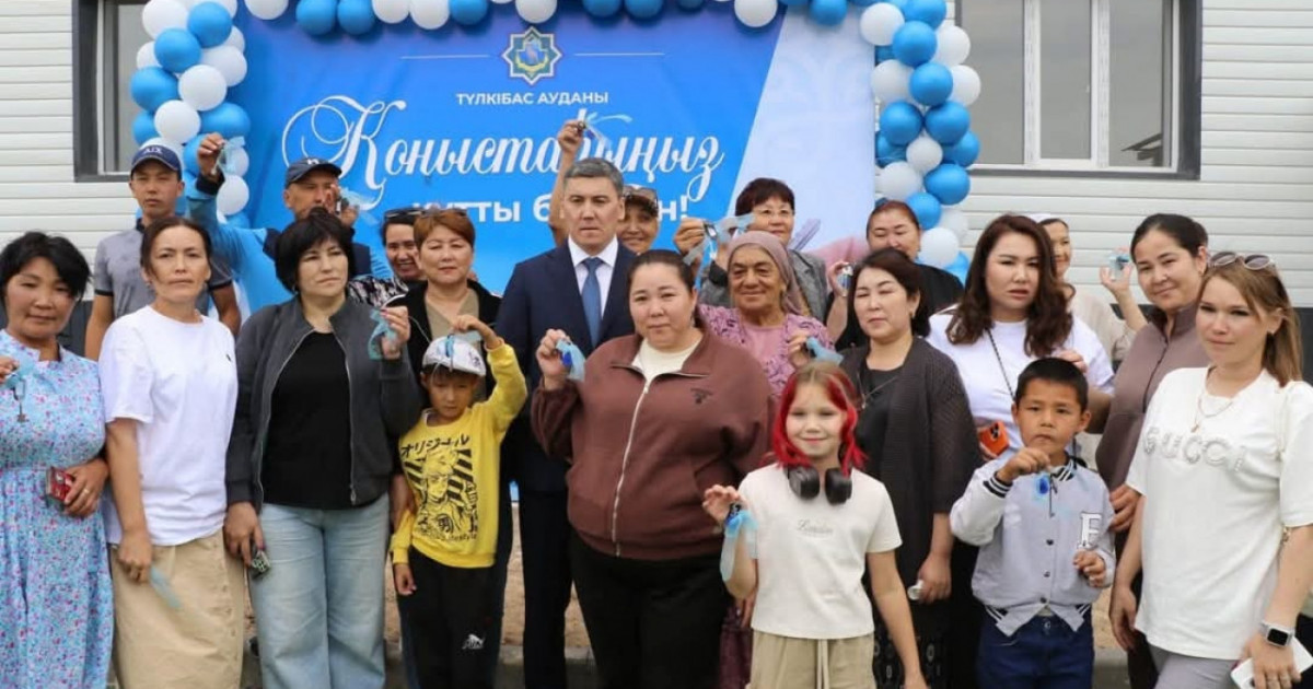 "Арасында 7 балалы ана бар": Түркістан облысында 48 отбасыға жаңа пәтер кілттері табысталды