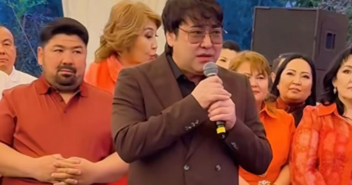 «Саған да бір продюсер керек»: Мейрамбек Беспаев Ақбота Керімбекованың ұлының тойында жаңылысып, көпшілікті күлдіртті