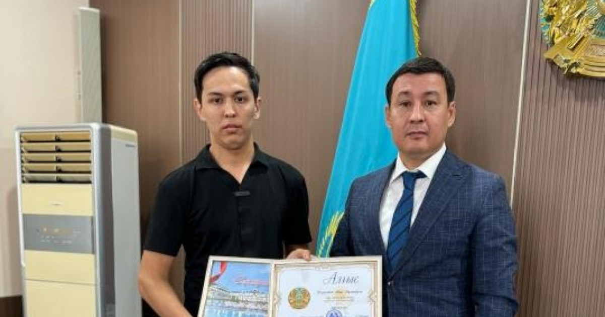 Ақтау әкімі теңізге батып бара жатқан жасөспірімді құтқарған даяшы жігітті марапаттады