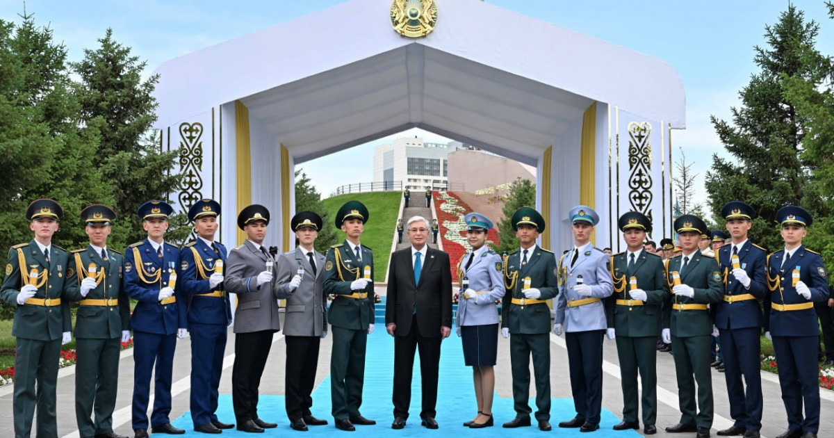 Әскери оқу орындарының үздік түлектері Мемлекет басшысының қолынан офицерлік шен алды
