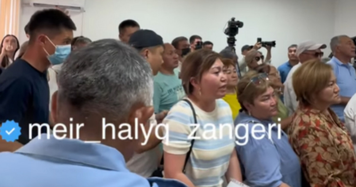 «Абзал, қой, Құдайдан қайтсын»: Сотталушылар үкім оқылғаннан кейін төбелесіп қалды (ВИДЕО)