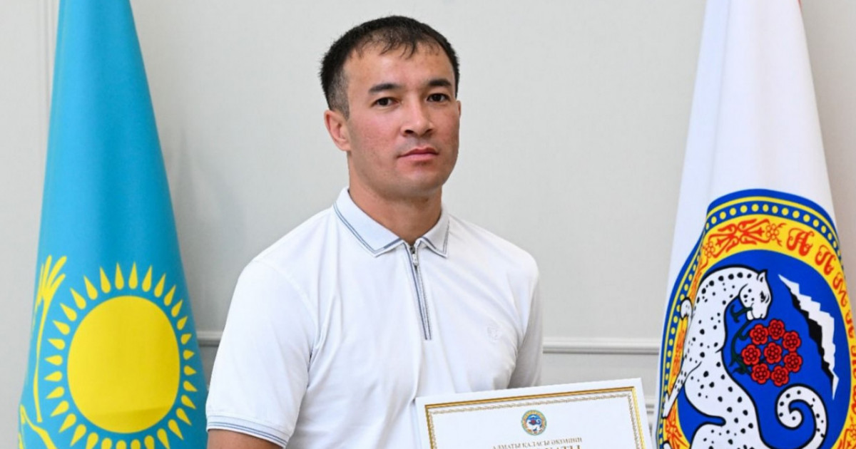 "Мұны марапат үшін жасамадым": Алматы әкімдігі өрт кезінде төртінші қабатқа "өрмелеп" шыққан тұрғынды марапаттады