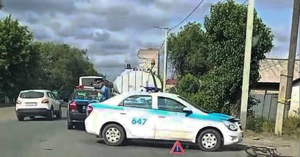 Семейде велосипед мінген жігітті жеңіл көлік қағып кетті