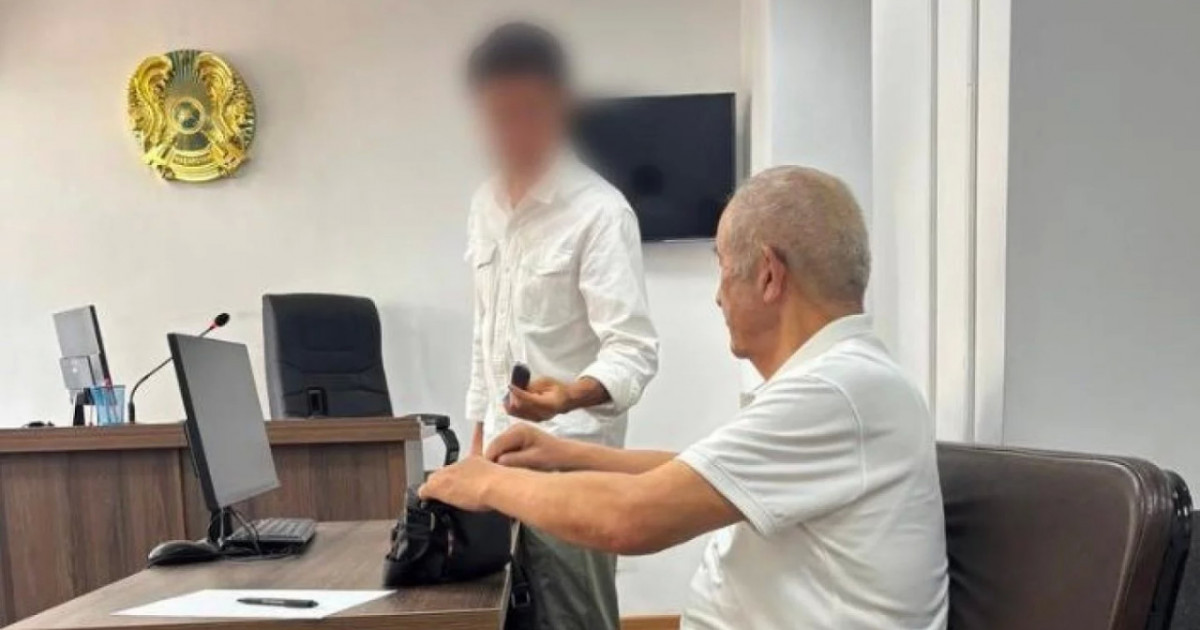 «2 млн теңге мен көлігінің кілтін берді»: Мұқағали Мақатаевтың ұлы әкесін "сорлы еркекке" теңеген блогерге кешірім берді