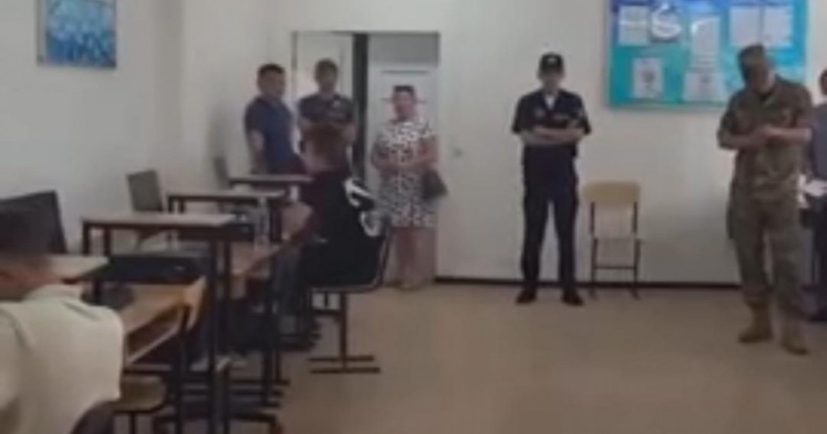 Қостанайда емтихан тапсырып жатқан студенттерді әскерге алып кеткен (ВИДЕО)
