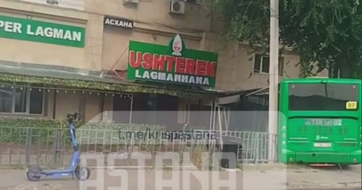 Алматыда автобус көлікпен соқтығысып, кейін ғимаратқа кіріп кетті