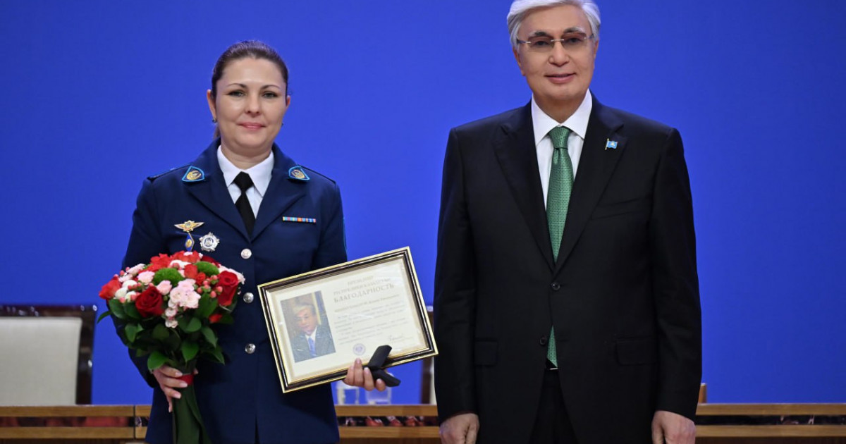 Президент 500-ден астам қылмыстық істі ашқан әйел полицейді марапаттады