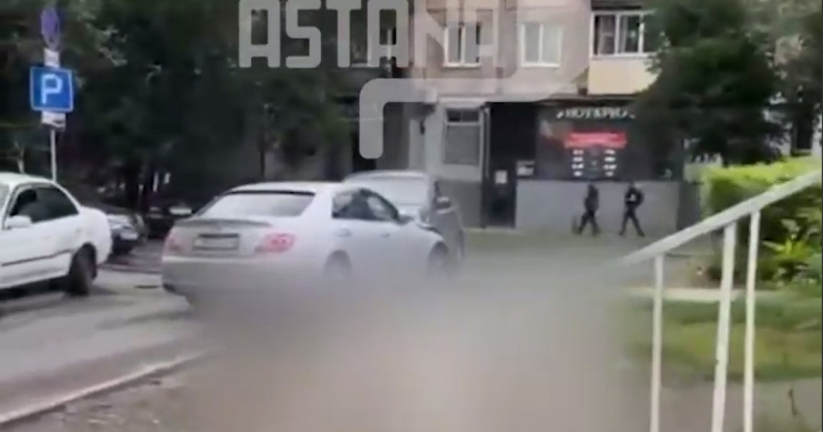 Өскеменде жүргізуші аулада тұрған алты көлікті соққан