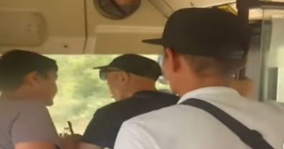 Семейде жолаушы жүріп бара жатқан автобус жүргізушісін ұрған (ВИДЕО)