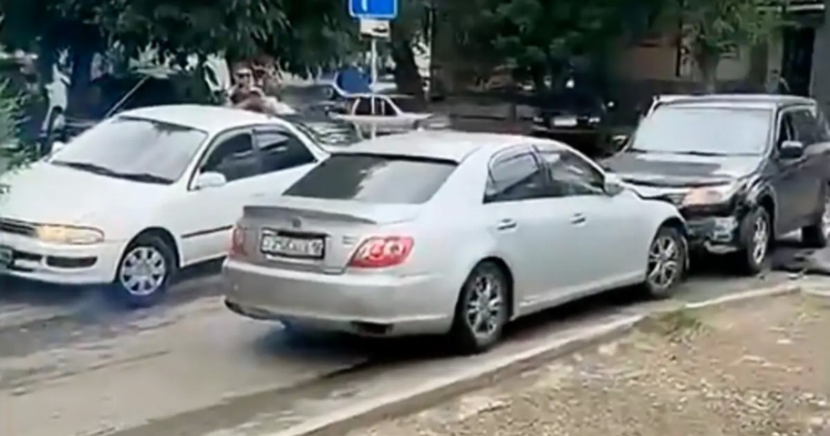 Өскеменде аулада тұрған алты көлікті соққан жүргізуші қамалды