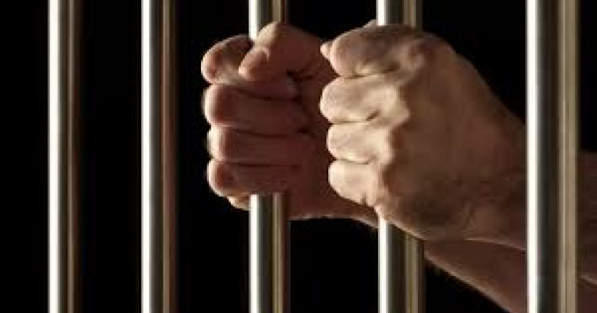 Павлодарда мектеп оқушыларына вейп сатқан топ ұсталды