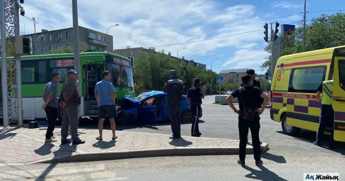 Атырауда автобус пен жеңіл көлік соқтығысып, төрт адам зардап шекті