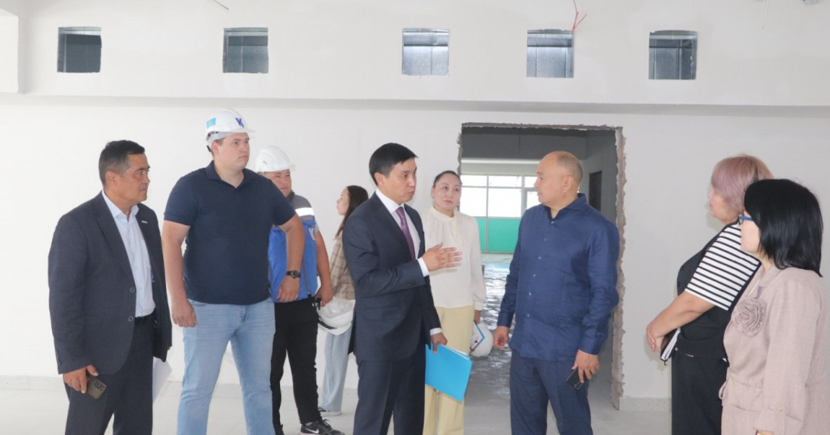 Мәжіліс депутаты Өскемендегі жаңа мектептің құрылыс жұмысын тексерді