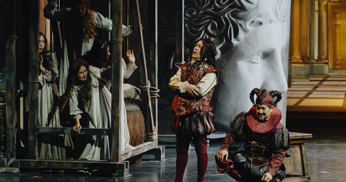 Хардкор порно: күйеуі әйелі мен оның досын трахает