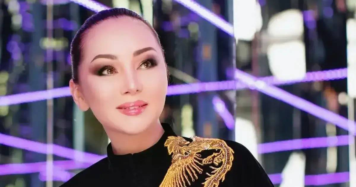 Жалаңаш арық брюнеткалар