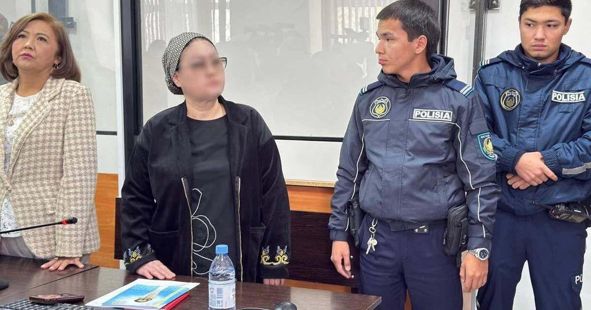 Софи Дидің қызғылт есегін тойымсыз шпилька үтіктейді