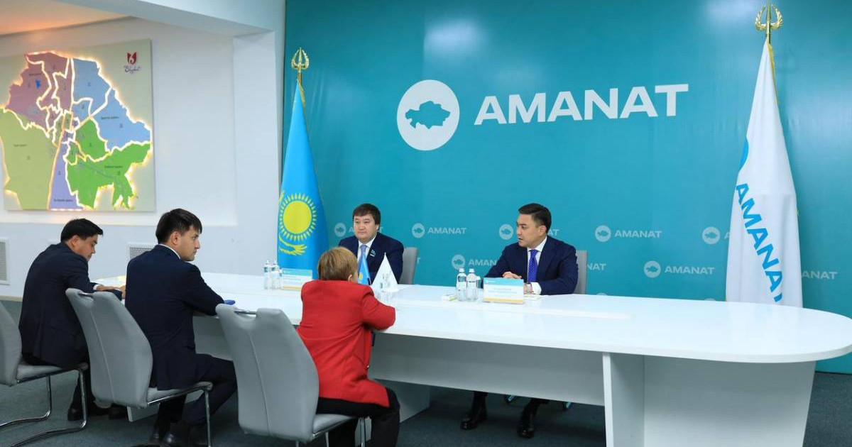 Ұйықтап жатқан әйелмен анальды секс Мен үйдегі әйелімді есекке сиғызамын