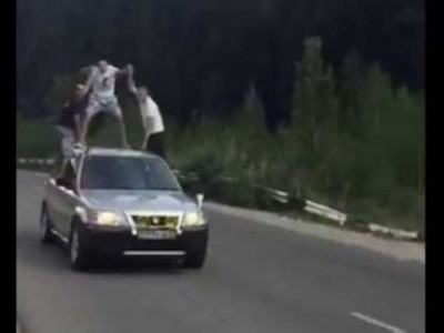 3 жігітті көлік үстіне шығарған жүргізуші айыпталды